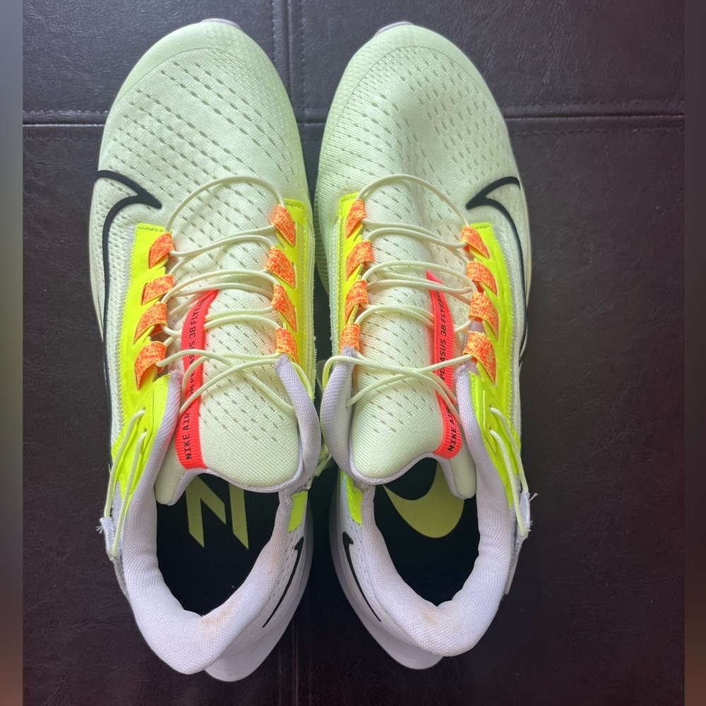 Almost New - NO BOX - Nike Air Pegasus 38 FlyEase